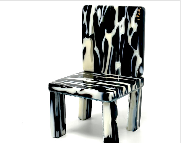 Please Be Seated &ndash; Kilnformed Glass (12 x 12 x 18 cm)